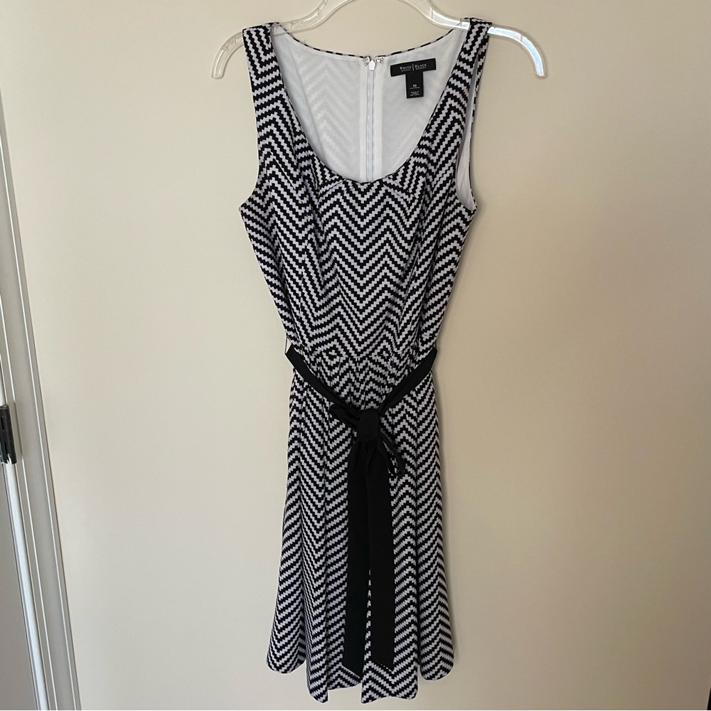 White House Black Market Black White Chevron Dress w/ Ribbon Belt
Women’s Sz 10